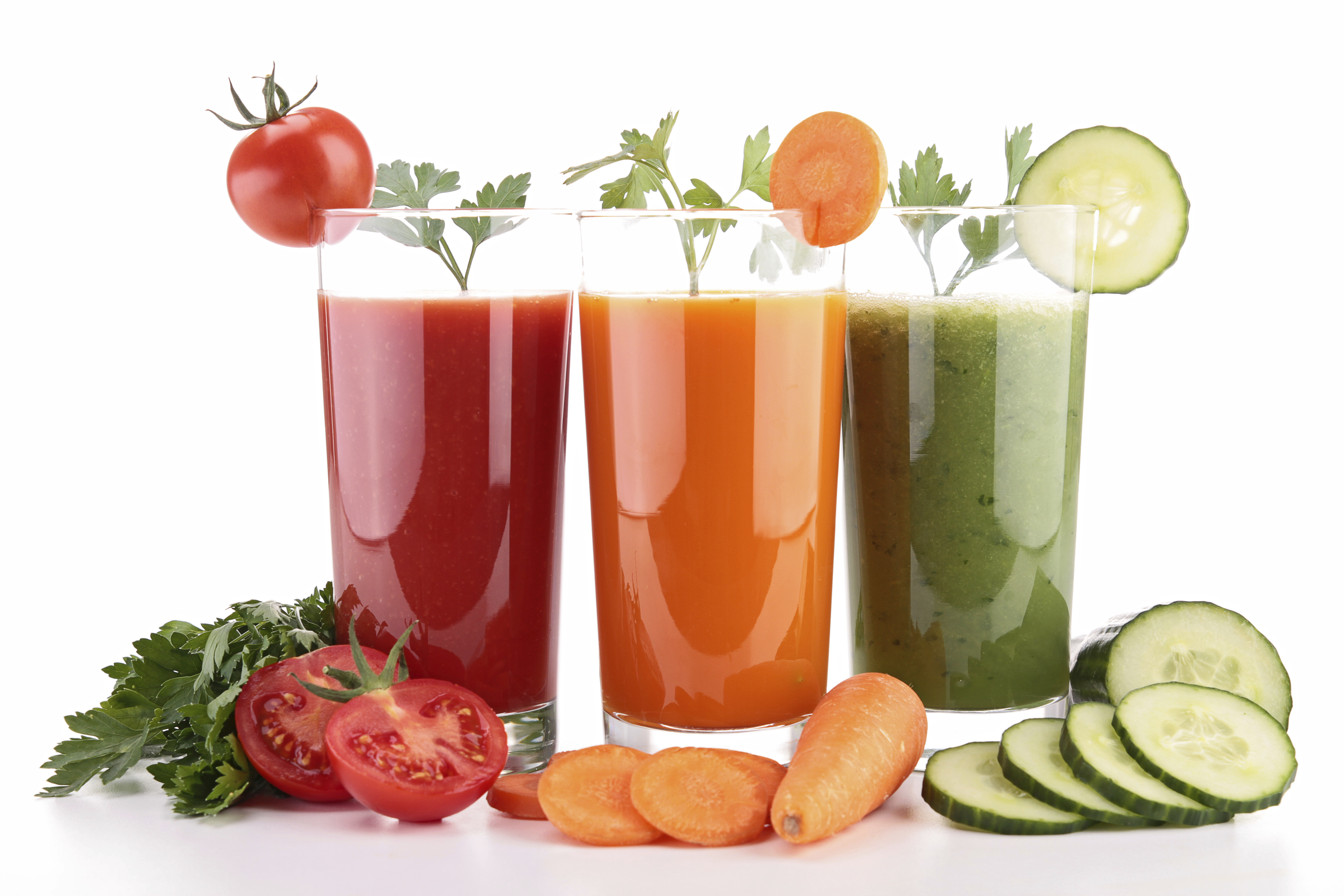 Можно сок овощи. Овощной сок. Свежевыжатые соки из овощей. Овощной сок на белом фоне. Плодоовощные соки.